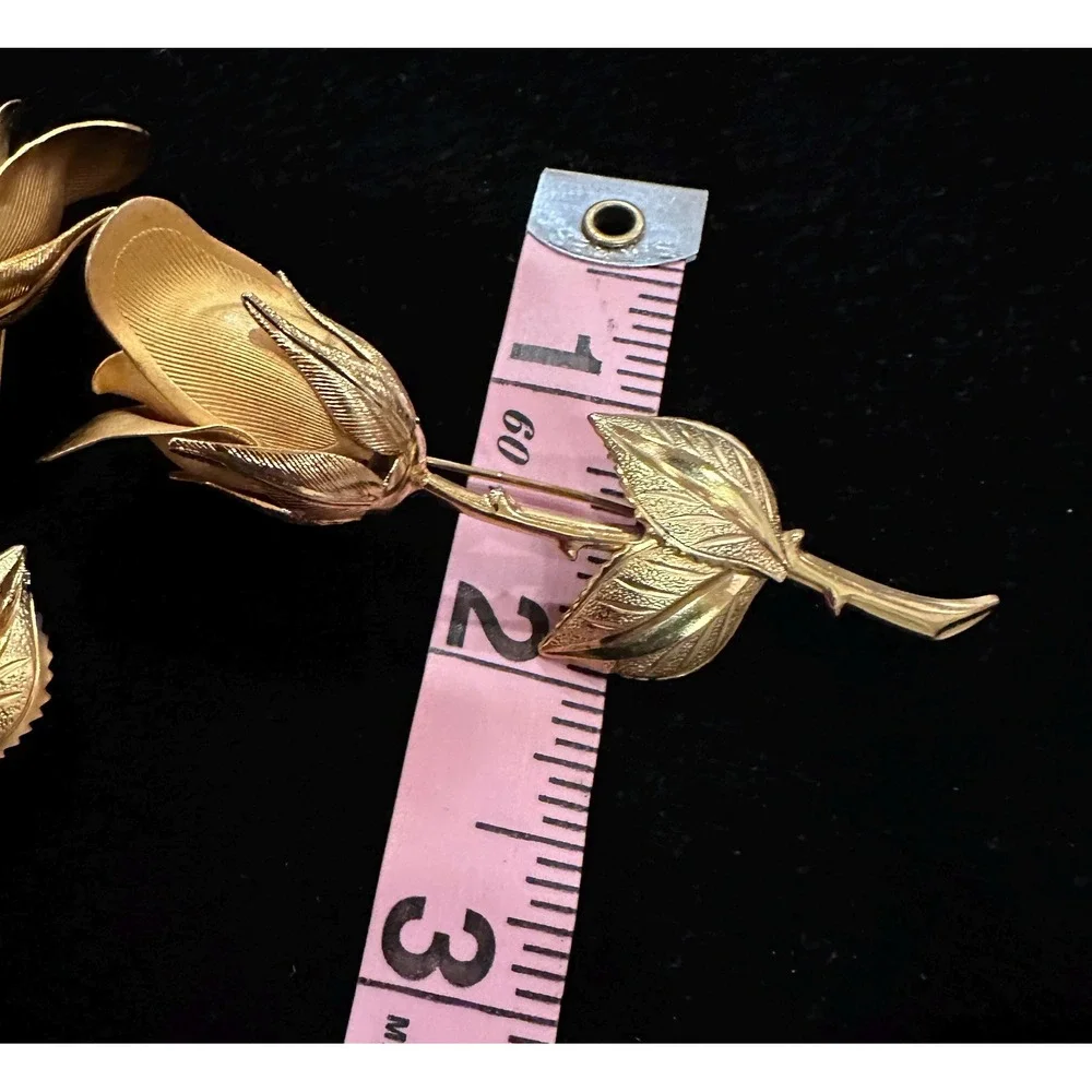 VTG gold tone set of two rose brooches unsigned